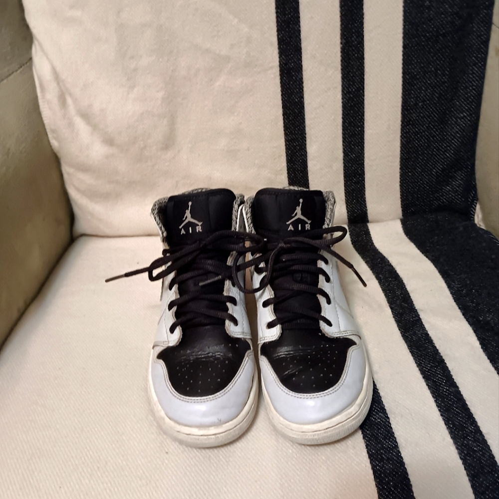 Air Jordan 1 Mid BG 'Pure Platinum' Sneakers size 5 Youth or 6.5 Womens